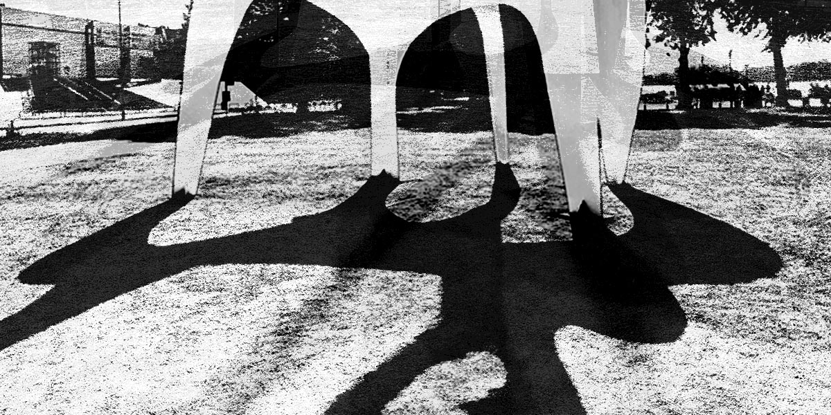 Sharp-edged shadow view of Calder’s Hellebardier sculpture in changing sunlight, seen by Hans Kahlmopz for SCULP TOUR